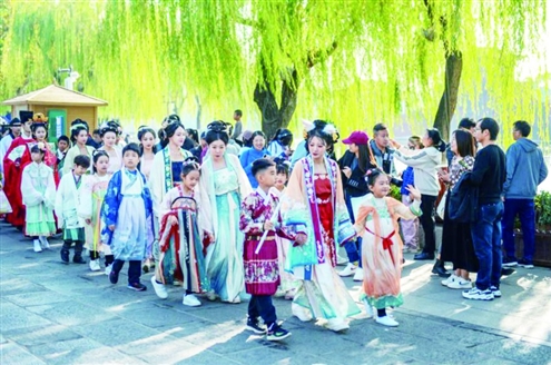 大明湖畔随处可见身着宋服的人们以及古风漫漫的宋时元素 受访者供图